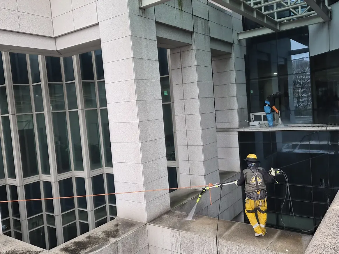 양산시 명곡동 상가건물 옥상 파라펫 장비 주변 정밀 위생청소 사례 - 행진크린