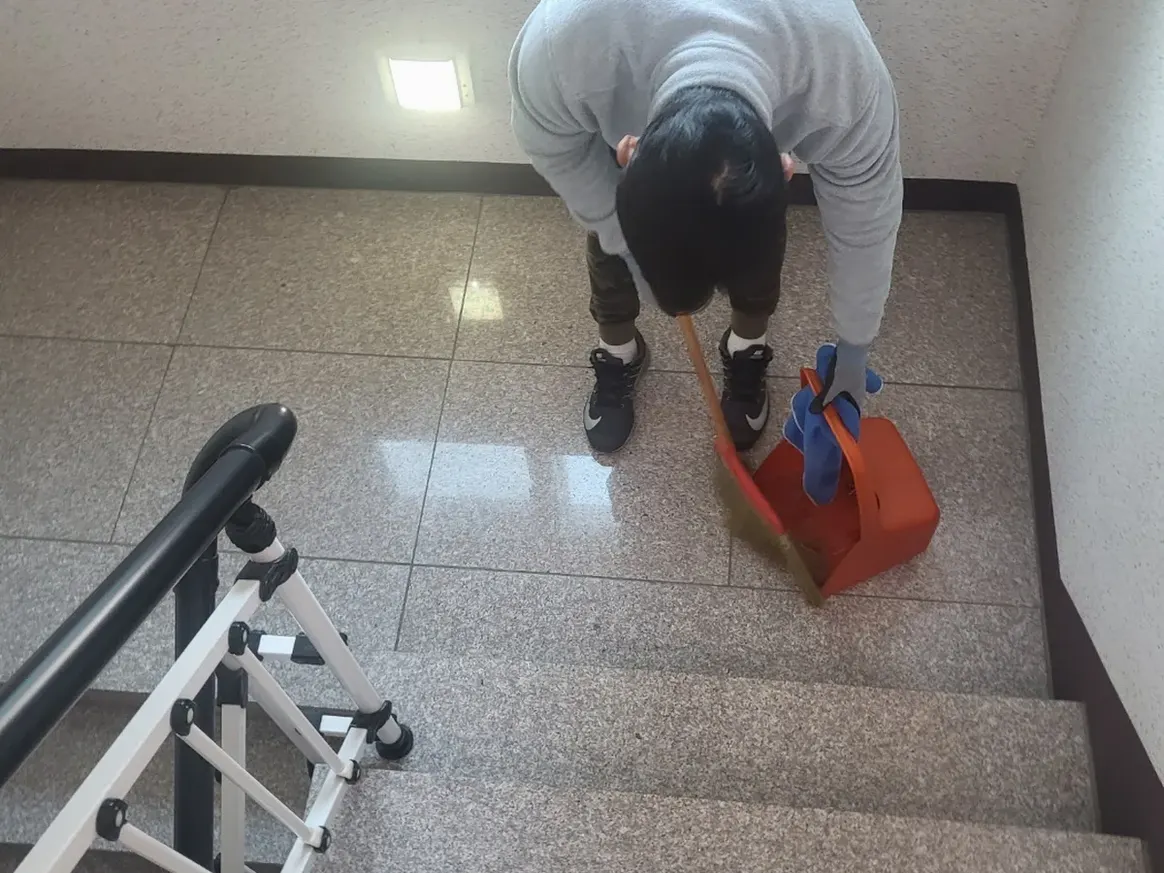 밀양시 내일동 빌라 공동현관 장비 주변 정밀 위생청소 사례 - 행진크린