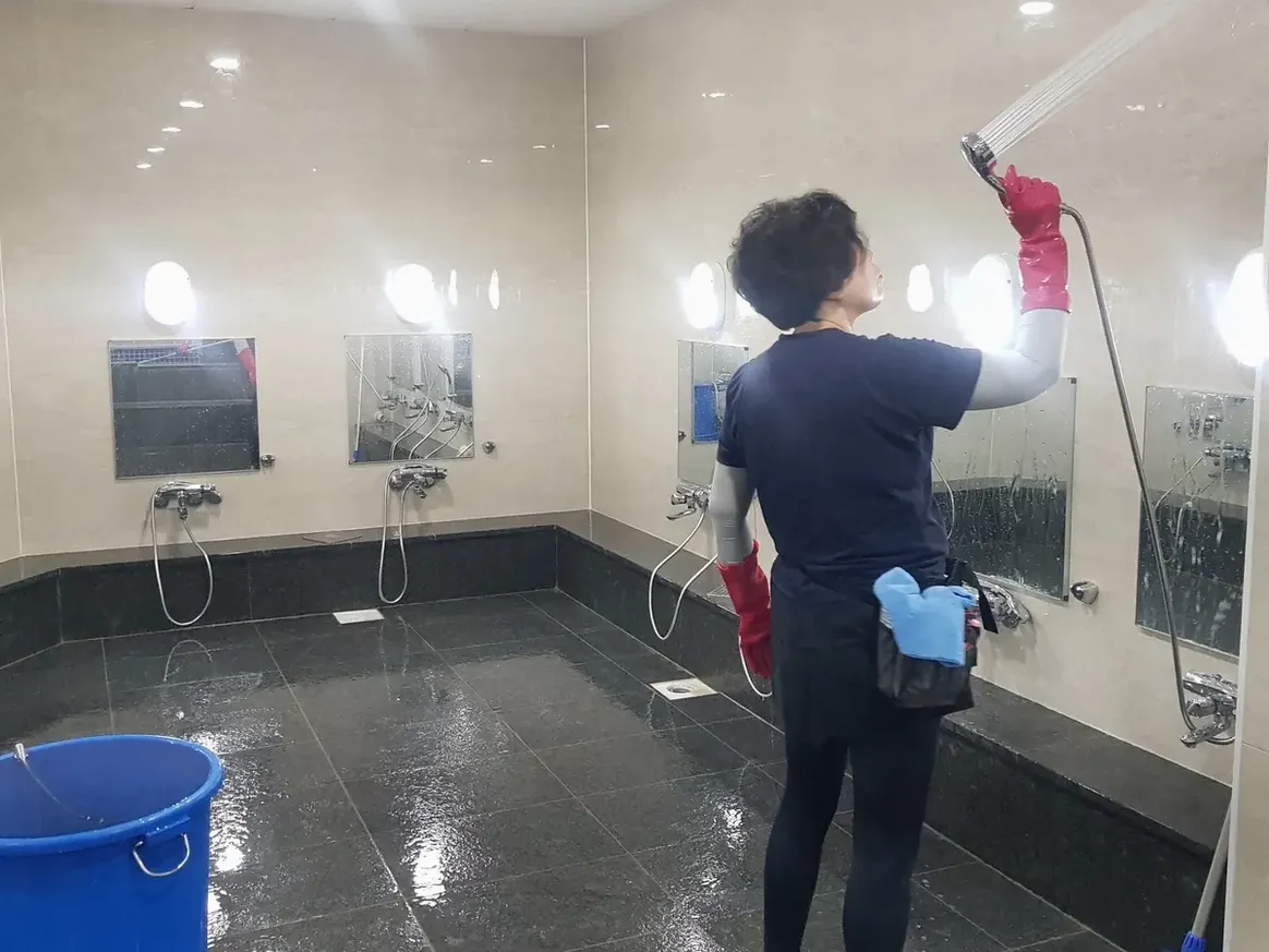 함안군 여항면 목욕탕 탈의실·파우더룸 바닥 위생청소 사례 - 행진크린