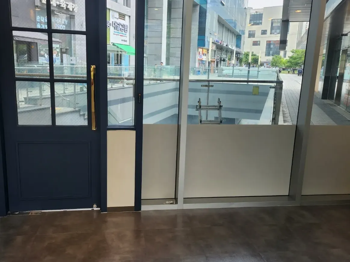 거제시 상동동 입주 현장 현관·거실 바닥 위생청소 사례 - 행진크린