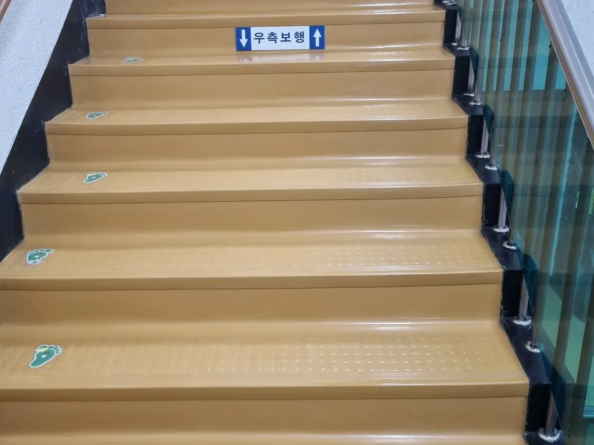창원시 마산회원구 석전동 어린이집 현관·신발장 바닥 위생청소 사례 - 행진크린