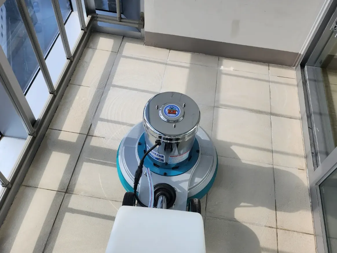 거제시 동부면 사무실 주차장 바닥 장비 주변 정밀 위생청소 사례 - 행진크린